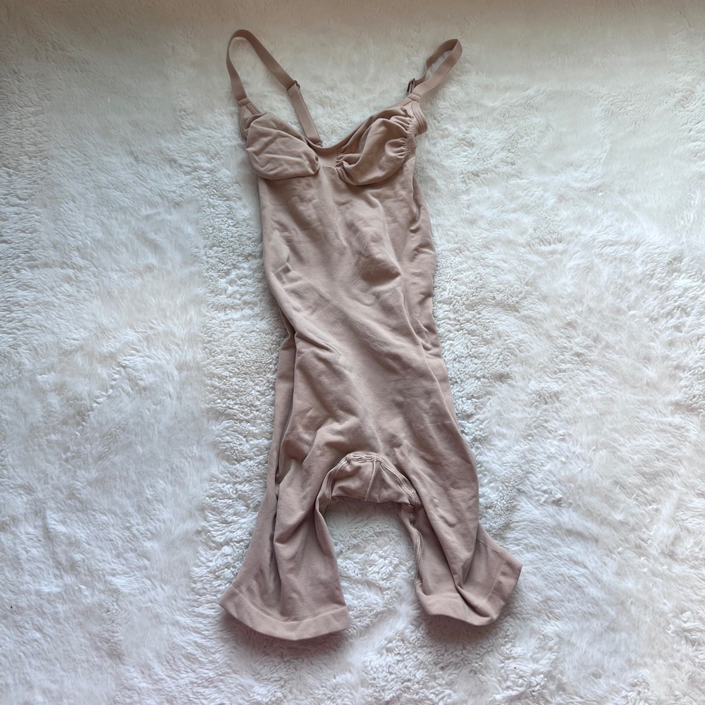 SKIMS Sculpting Mid Thigh Bodysuit Clay Nude Shapewear Size Small Womens NWOT